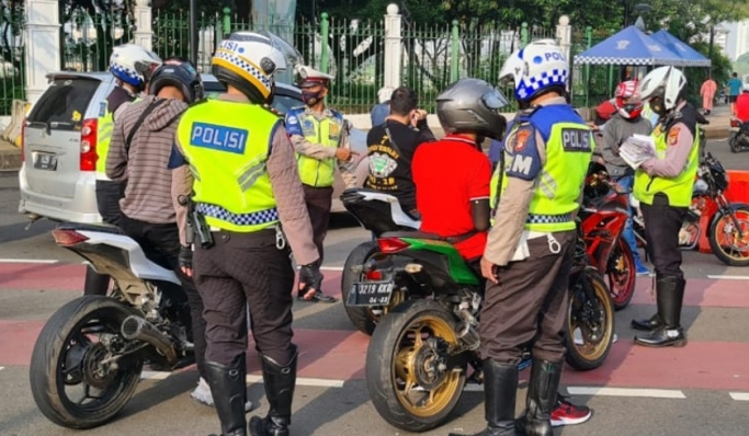 Polisi merazia knalpot bising. (Foto: PMJ News/TMC Polda Metro Jaya).