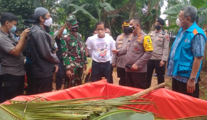 Kapolda Metro Jaya, Irjen Pol Fadil Imran meresmikan Kampung Tangguh Jaya di RW 19 Villa Inti Persada, Pamulang, Tangerang Selatan. (Foto: PMJ News).