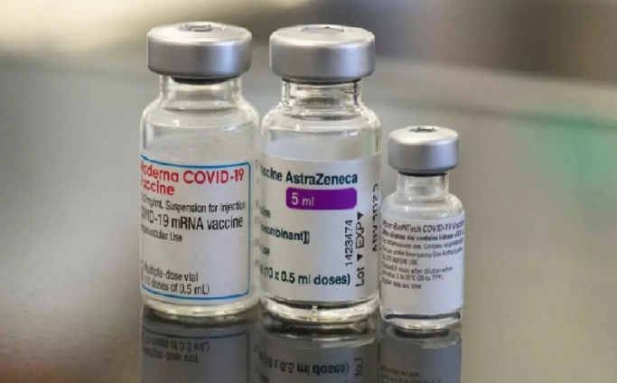 Vaksin AstraZenecca yang mendapat izin WHO. (Foto: PMJ News/France24).