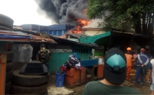 Kebakaran hebat melanda bangunan di Cakung, Jakarta Timur. (Foto: PMJ News).