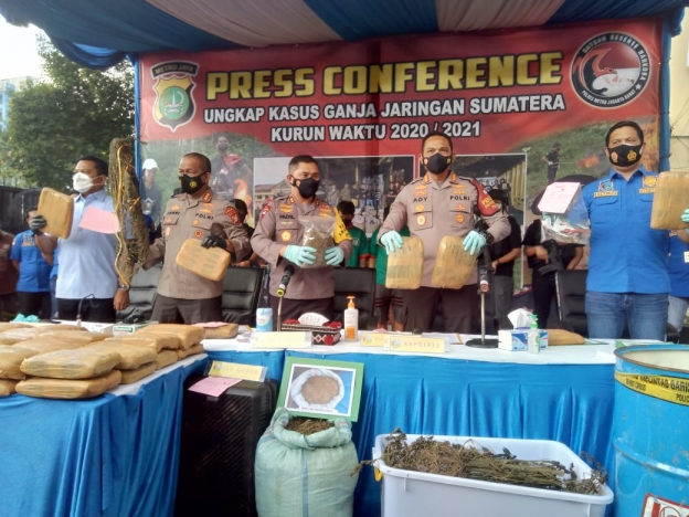 Keterangan Kapolda Metro Jaya Irjen Pol Fadil Imran bersama Satresnarkoba Polres Jakarta Barat soal pengungkapan kasus 144,5 ton ganja. (Foto: PMJ News/ Yeni). 