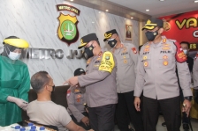 Kapolda Metro Jaya, Irjen Pol Fadil Imran melakukan kunjungan ke Polres Metro Jakarta Barat untuk mengecek kegiatan vaksin. (Foto: PMJ News/ Yeni)