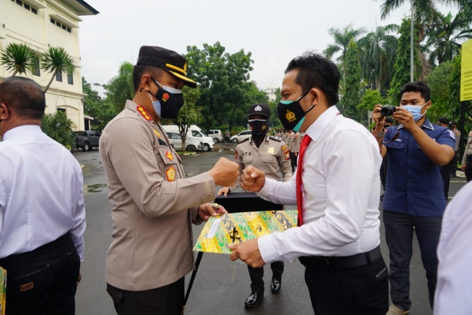 Kapolres Metro Bekasi Kombes Pol Hendra Gunawan memberikan penghargaan kepada personel Satresnarkoba Polrestro Bekasi. (Foto: PMJ News)