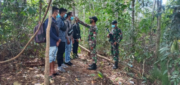 Anggota TNI amankan belasan pekerja migran Indonesia yang melintasi batas negara secara ilegal. (Foto: PMJ News/ TNI). 