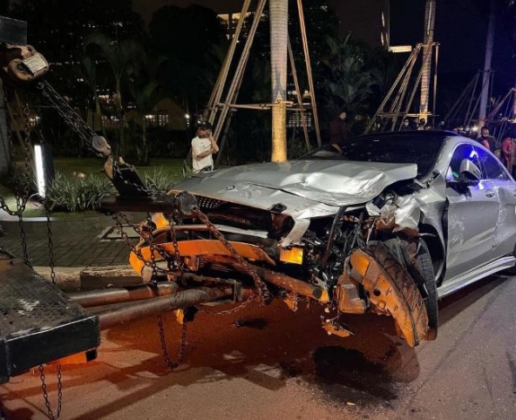 Kecelakaan lalin antara Mazda CX-7 dengan Mercedes-Benz (Mercy), di dekat hotel Fairmont, Senayan, Jakarta Pusat. (Foto: Instagram tmcpoldametro)

