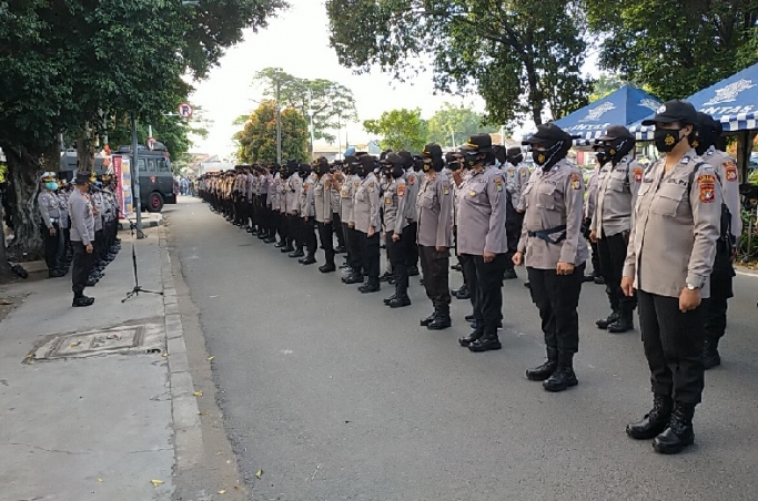 Personel gabungan diterjunkan di sekitar PN Jakarta Timur. (Foto: PMJ News).