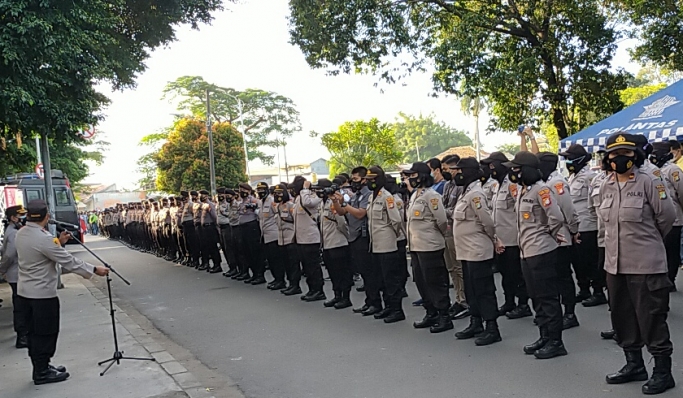 Personil kepolisian mengamankan jalannya sidang Habib Rizieq Shibab. (Foto: PMJ News),