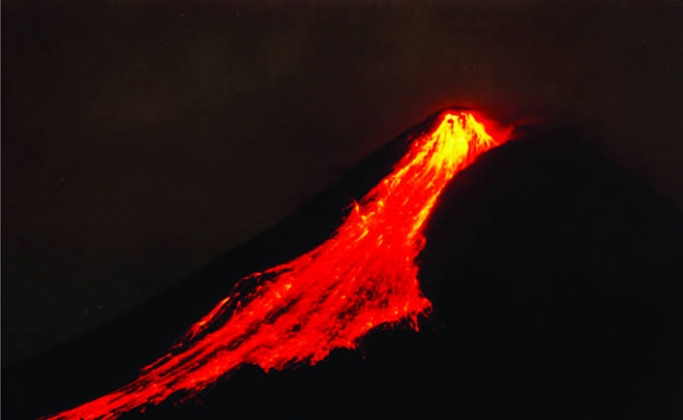 Gunung Merapi keluarkan lava pijar. (Foto: Dok Net)