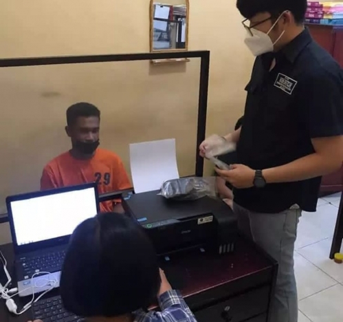 Tersangka pengedar sabu tengah menjalani pemeriksaan oleh penyidik. (Foto: Instagram Polres Labuanbatu). 