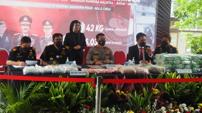 Keterangan Dir Tipid Narkoba Bareskrim Polri Brigjen Krisno Halomoan Siregar dan jajarannya di Gedung Bareskrim Polri, Jakarta Selatan. (Foto: PMJ News). 