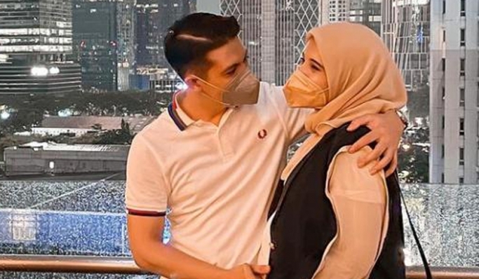 Pasangan selebriti Indonesia, Irwansyah dan Zaskia Sungkar dikaruniai anak laki-laki. (Foto: PMJ News/Instagram).