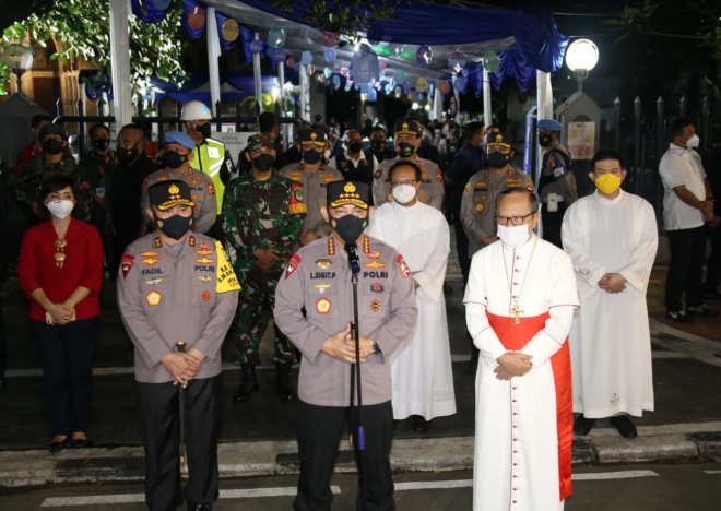 Kapolri bersama Kapolda Metro meninjau langsung pengamanan ibadah Misa Paskah di Gereja. (Foto: PMJ News). 