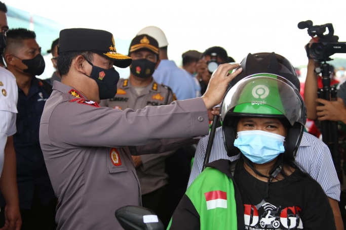 Panglima TNI dan Kapolri meninjau pelaksanaan vaksinasi Covid-19 dengan layanan drive thru di Medan, Sumatera Utara. (Foto: PMJ News). 
