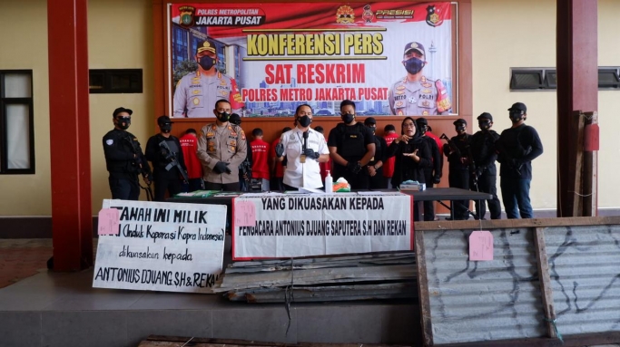 Keterangan pers jajaran Polres Jakpus soal penangkapan mafia tanah dan pelaku premanisme.(Foto: PMJ News). 