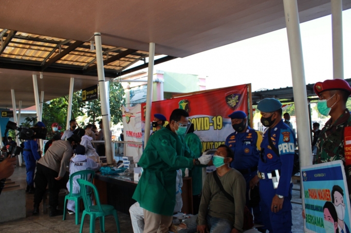 Jajaran Ditpolairud Polda Metro Jaya menggelar swab test antigen gratis. (Foto: PMJ News). 