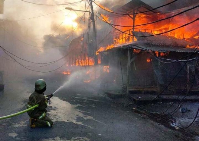 Ilustrasi seorang petugas pemadam kebakaran berupaya padamkan api. (Foto: PMJ/Humas JakFire).