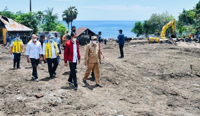 Presiden Jokowi meninjau lokasi banjir di NTT. (Foto: PMJ News/Instagram).