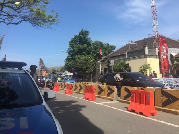 Polisi memeriksa sekaligus menyekat kendaraan yang ingin masuk ke Bali. (Foto: Dok Net)