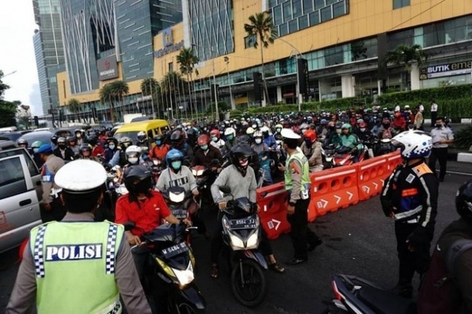 Polisi mengatur kemacetan yang kerap terjadi di sore hari sepulang jam kerja. (Foto: PMJ News/Dok Net).