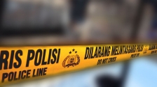 Petugas memasang garis polisi di lokasi. (Foto: Kolase PMJ News)