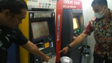 Polisi sedang memeriksa TKP kasus ganjal ATM. (Foto: PMJ News)