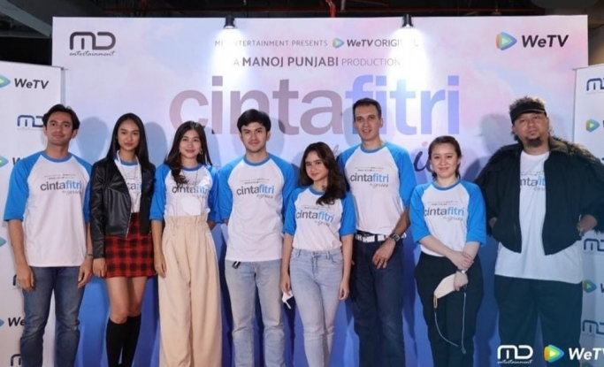 Para pemain Cinta Fitri The Series bersama produser dan sutradara. (Foto:PMJ News/Instagram @cintafitri_md)