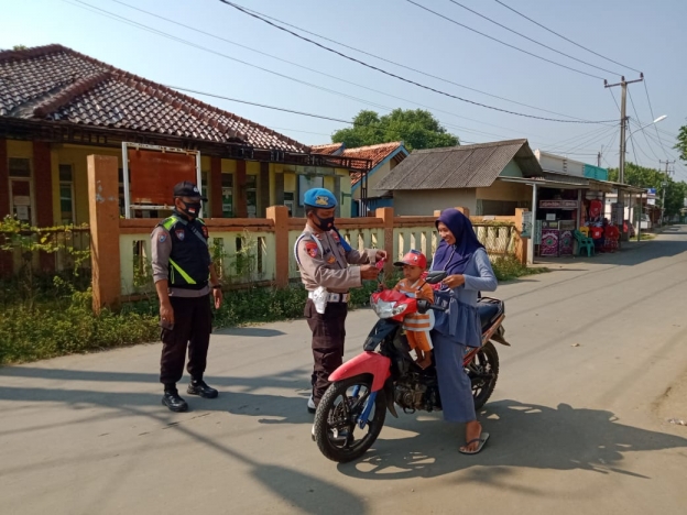 Operasi yustisi humanis Polsek Muaragembong Polrestro Bekasi dalam mencegah penyebaran Covid-19. (Foto: PMJ News). 