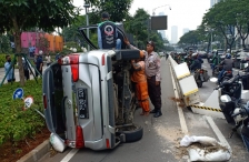 Sebuah minibus terguling usai menabrak pembatas jalur sepeda. (Foto: PMJ News/TMC Polda Metro Jaya).