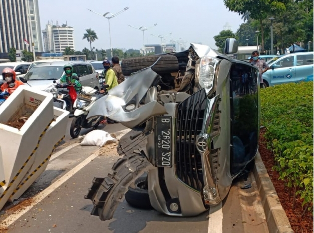 Sebuah minibus terguling usai menabrak pembatas jalur sepeda. (Foto: PMJ News/TMC Polda Metro Jaya).