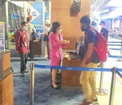 WNA India siap dideportasi di Bandara Soetta. (Foto: Instagram Polresta Soetta). 