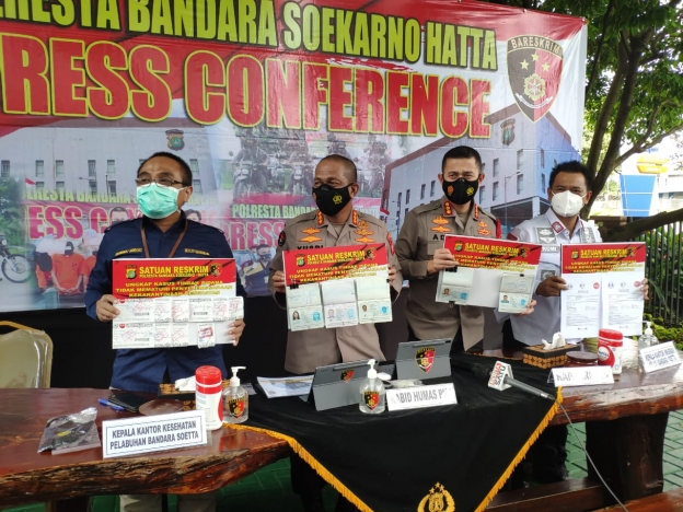 Keterangan Kabid Humas Polda Metro Jaya dan Kapolresta Soetta di Mapolresta Soetta. (Foto: PMJ News). 