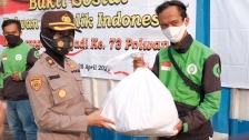 Wujud rasa peduli Polwan-Bhayangkari untuk saling berbagi berikan bantuan kepada masyarakat. (Foto: PMJ News).