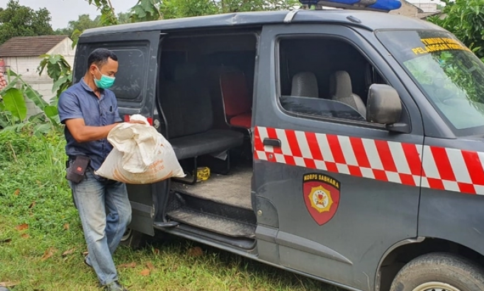 Polisi membongkar kuburan babi ngepet yang menjadi tontonan warga. (Foto: PMJ News/Istimewa).