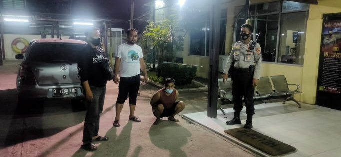 Polisi berhasil mengamankan seorang pria yang nekat menembak mantan bosnya. (Foto: PMJ News). 