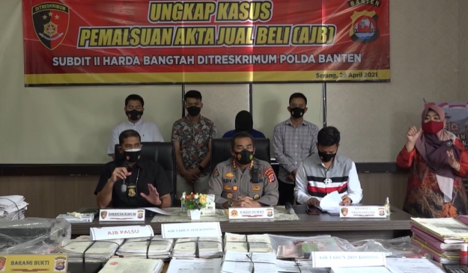 Polda Banten menggelar perkara pengungkapan kasus mafia tanah di wilayah Serang. (Foto:PMJ News/Polri TV).