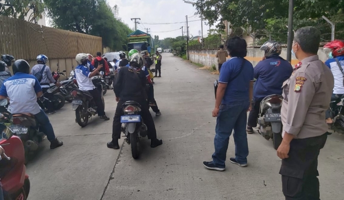 Polrestro Bekasi Kota menerjunkan 945 personel untuk mengamankan aksi Hari Buruh. (Foto: PMJ News).