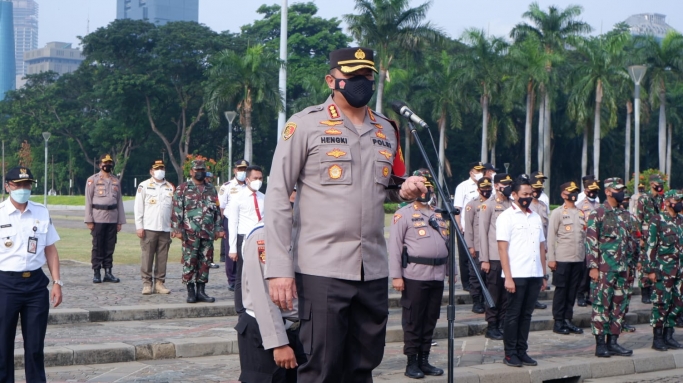 Kapolrestro Jakpus Kombes Pol Hengki Haryadi memimpin apel pasukan Operasi Ketupat Jaya di Monas, Jakarta Pusat. (Foto: PMJ News). 
