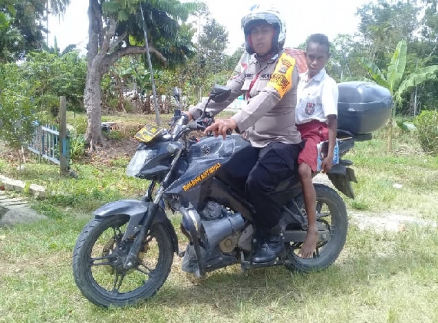 Bhabinkamtibmas, Bripka Achmad yang bertugas di Kampung Paitenda, Polres Keerom, Papua. (Foto: PMJ News).