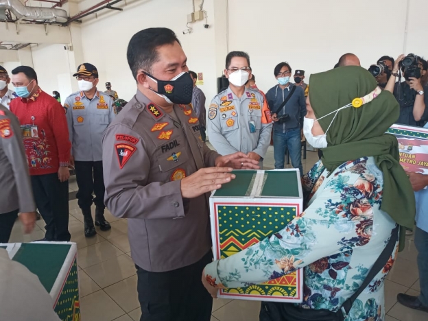 Kapolda Metro Jaya Irjen Pol Fadil Imran memberikan bingkisan sembako untuk karyawan di Terminal Pulo Gebang. (Foto:PMJ News)