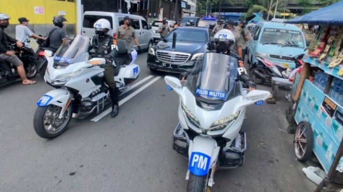 Presiden Jokowi dalam pengawalan saat membagikan sembako ke warga Cideng Jakarta Pusat. (Fotografer Presiden/Agus Suparto)