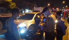 Polisi lakukan penyekatan di Bekasi Kota yang dilalui pemudik. (Foto: PMJ News).