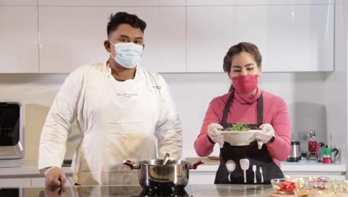 Program TV Radio Polri yang menghadirkan menu resep Kaldo Madura bersama Chef Sultan Takdir dan Presenter Rachmawati yang merangkap Pemred TV Radio Polri. (Foto: TV Radio Polri).

