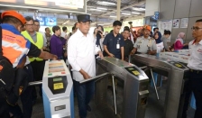 Menhub Budi saat meninjau di Stasiun Manggarai. (Foto: PMJ News/Dok Net)