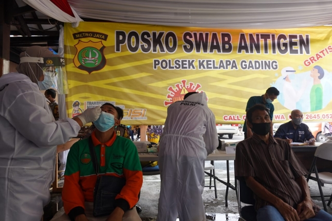 Rapid dan swab test bagi pemudik di Kelapa Gading, Jakarta Utara. (Foto: PMJ News)