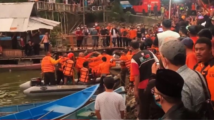 Perahu terbalik di waduk Kedungombo, Boyolali. (Foto: PMJ/Polres Boyolali). 