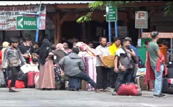 Pemudik penuhi Terminal Kalideres. (Foto: PMJ News/Polri TV).