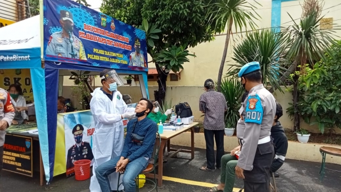 Polisi menggelar test swab antigen gratis bagi masyarakat yang melakukan mudik. (Foto: PMJ News).