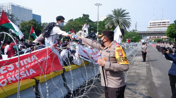 Pengamanan Polres Jakarta Pusat diperbantukan Polda Metro Jaya di Depan Kedubes AS. (Foto: PMJ News). 