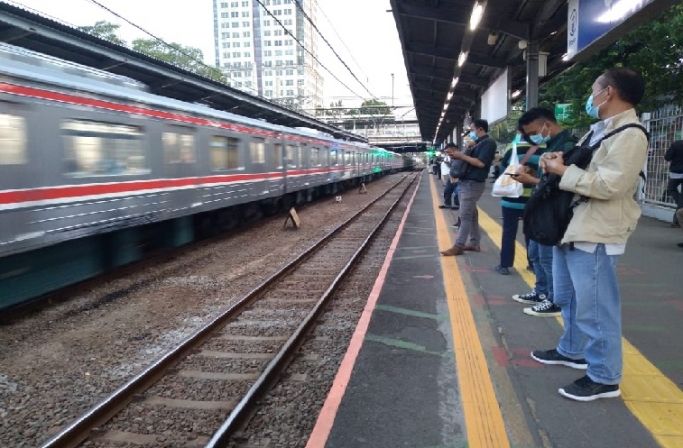 Pengguna KRL Commuter Line. (Foto: PMJ News/Hadi).