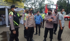 Polsek batuceper menggelar pemeriksaan tes swab antigen gratis bagi pemudik di perbatasan Tangerang-Jakarta. (Foto: PMJ News).